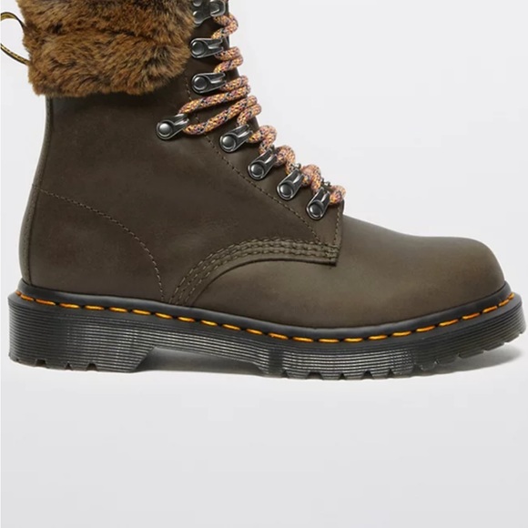 Doc Martens Serena 1460 Wyoming faux fur lined cuff boot. Women’s size 5 - Picture 3 of 9